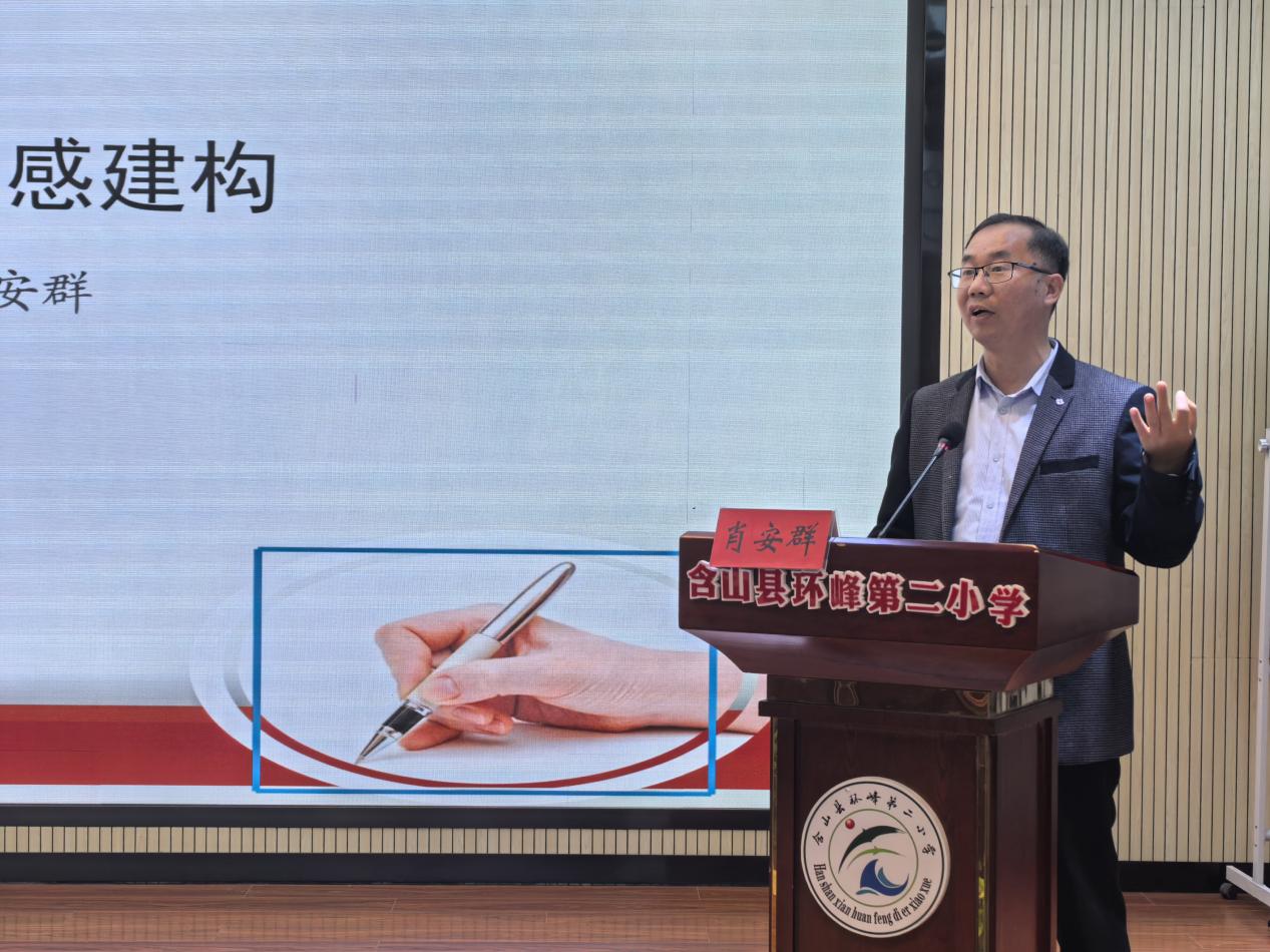 【薛玲芳李新名师工作室】送教送研共交流 且学且思促成长图文_html_m40459ee.jpg