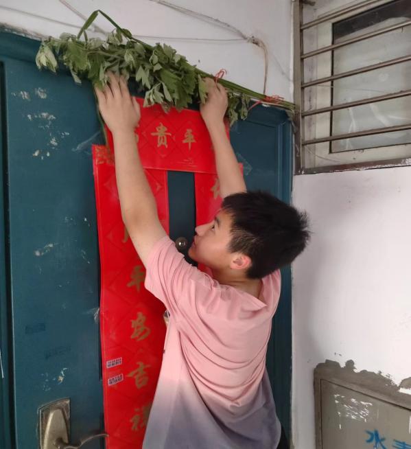 【尚真华电】巧手爱劳动，“粽”享端午情——华电中学开展端午节传统文化教育系列活动_html_3238e708.jpg