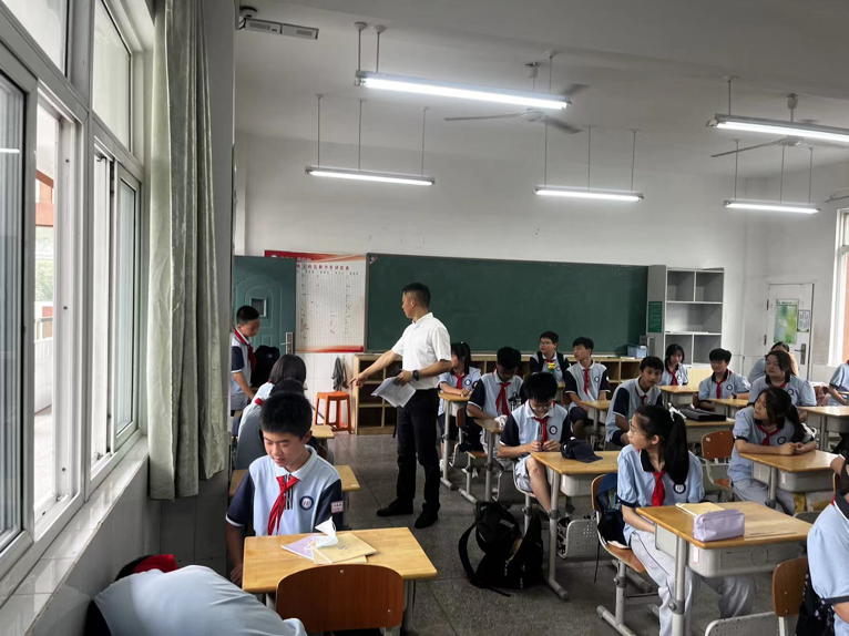 【尚真华电】硕果盈枝 收获成长——华电中学举办散学典礼_html_mb3484c1.png