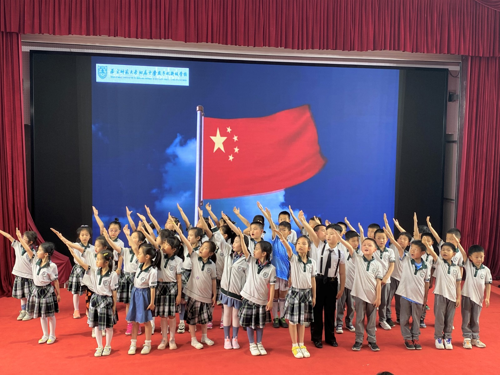 一（2）班  我和我的祖国 (1).jpg