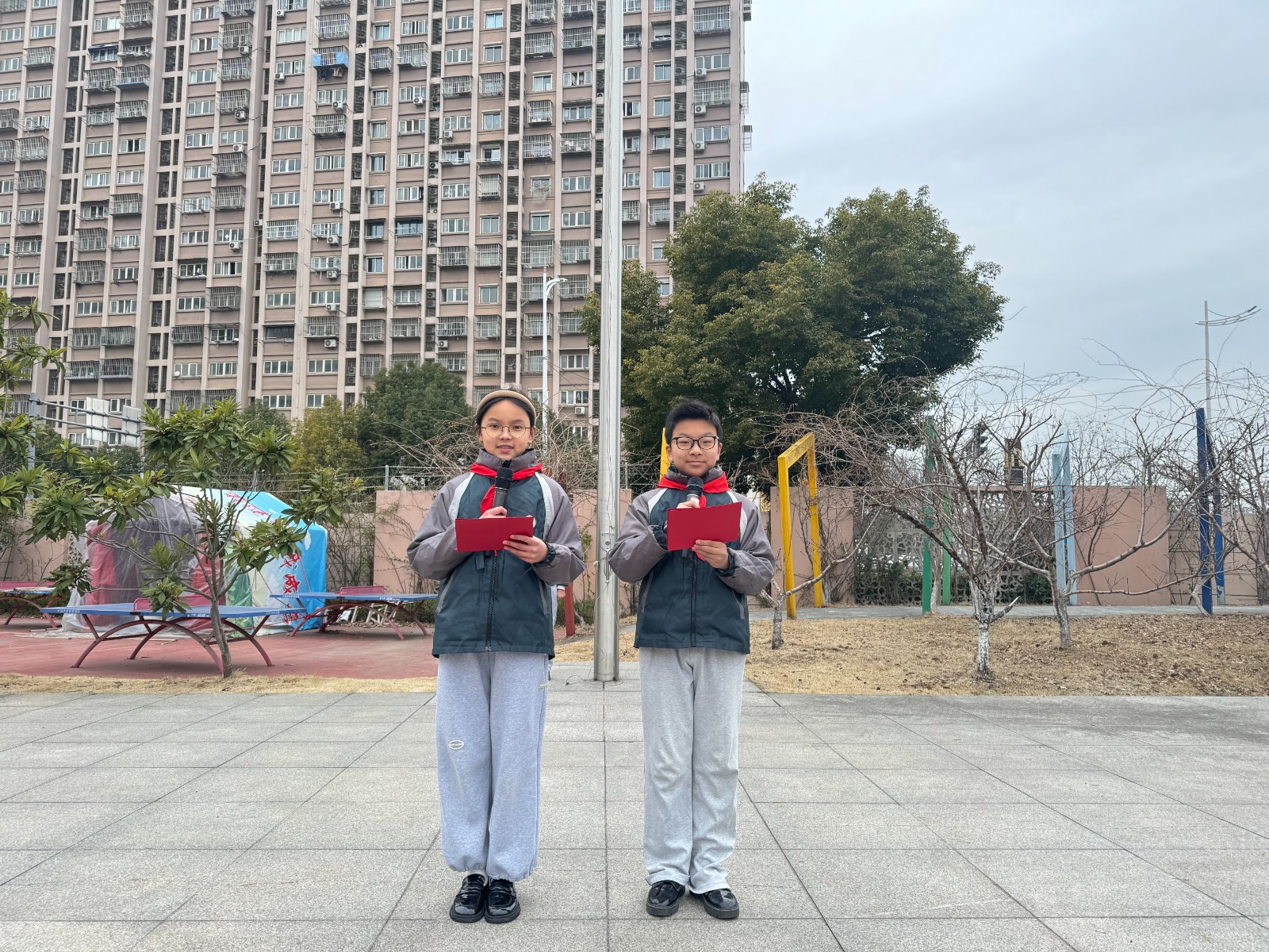 【花港一小】“传承雷锋精神，争做时代少年”——花港一小第三周主题升旗仪式