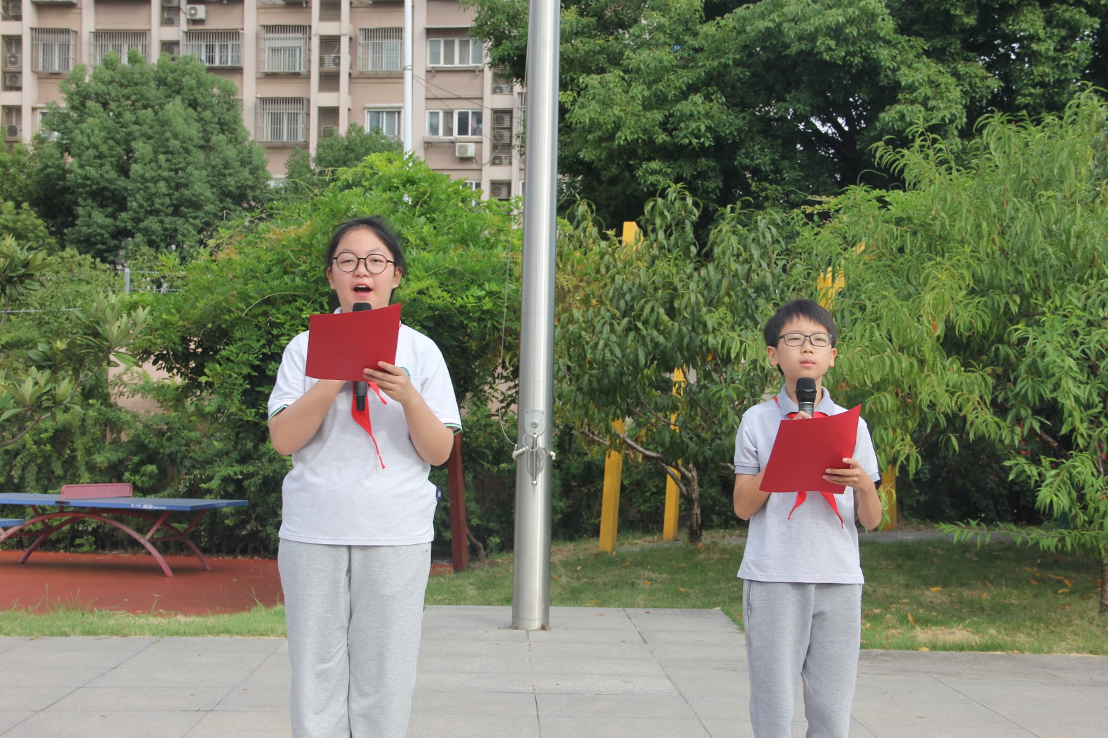 【花港一小】七色花开伴成长  朵朵花开同歌唱花港一小2023—2024学年第一学期开学典礼暨第一周升旗仪式