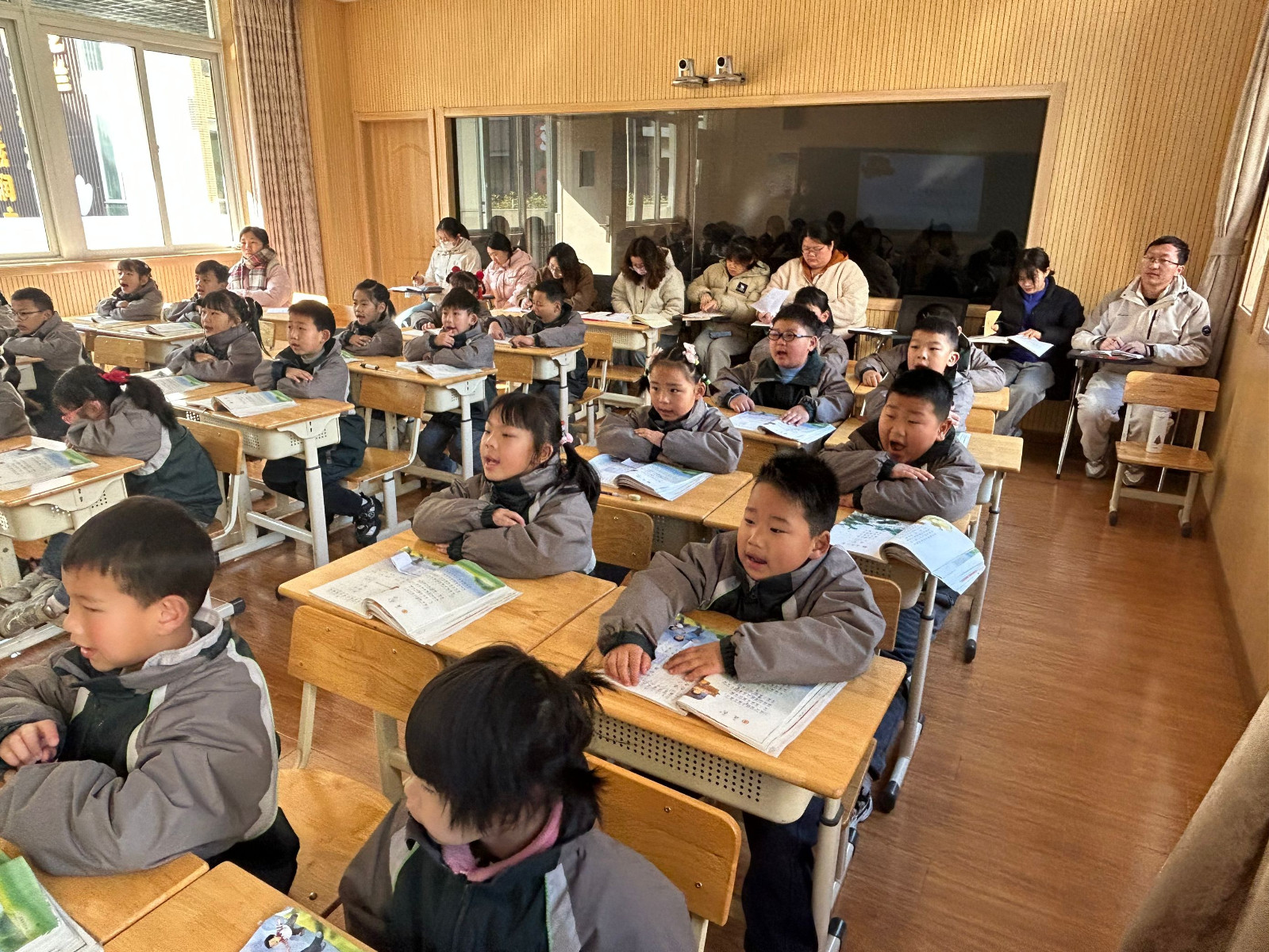 录播教室听课照2.jpg