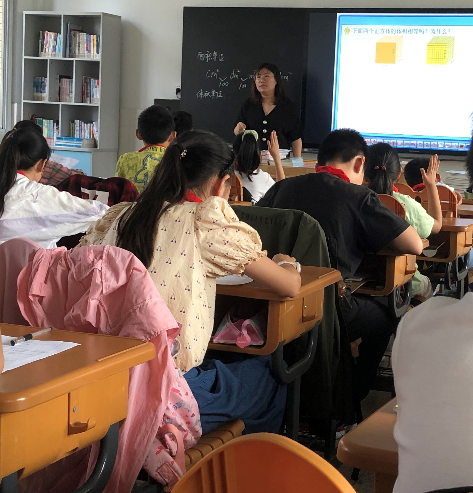 张馨匀老师执教《体积单位间的进率》一课。1.jpg
