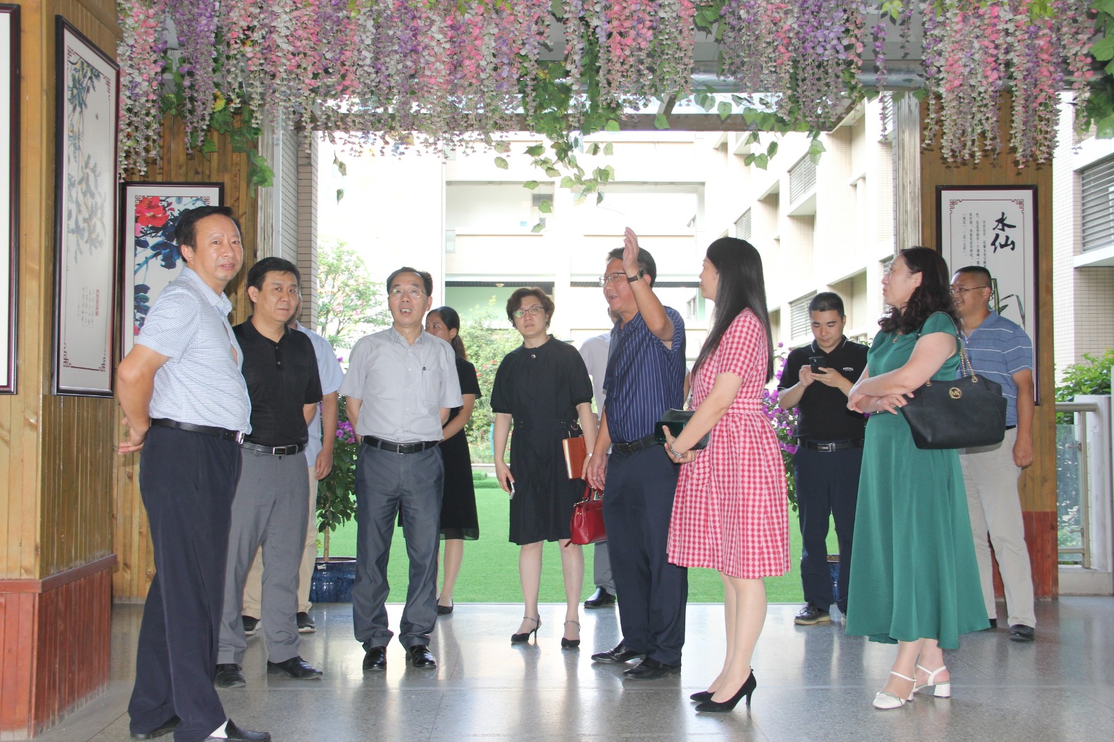 【花港一小】领导关爱促发展——区教育局、马群街道领导调研指导