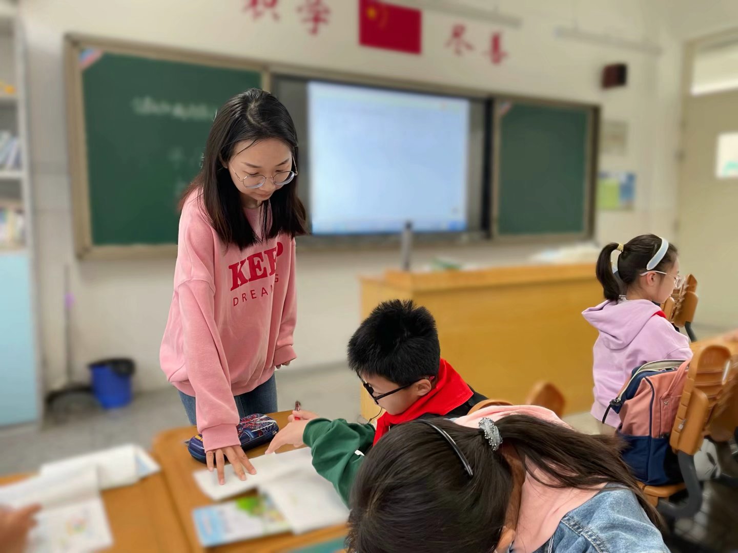 【花港一小】“守”好主阵地 “推”出新成长（七十一） 花港第一小学推门听课活动