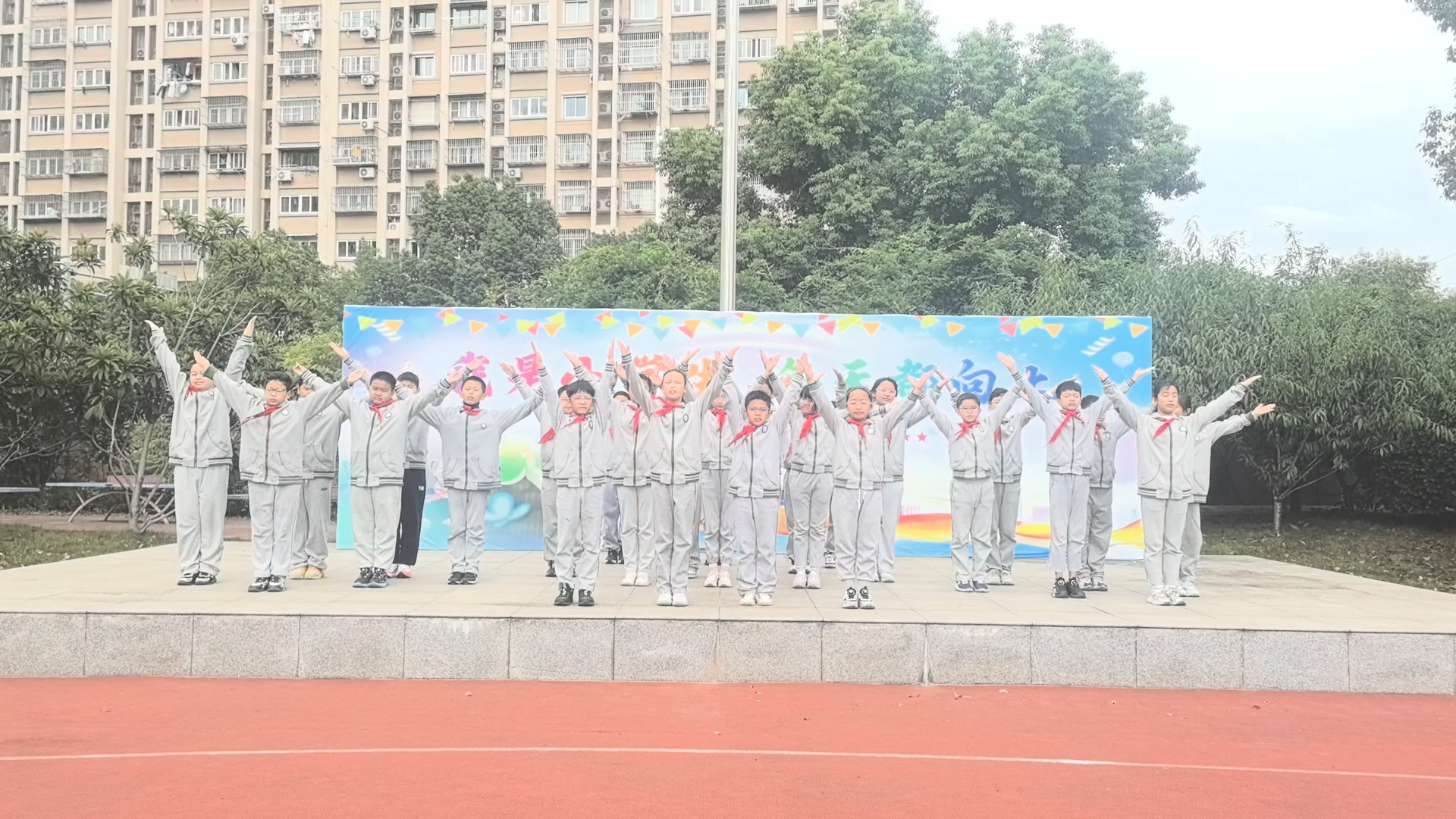 【花港一小】丹心浴血卫江山，壮士无悔守山河——花港一小第八周主题升旗仪式