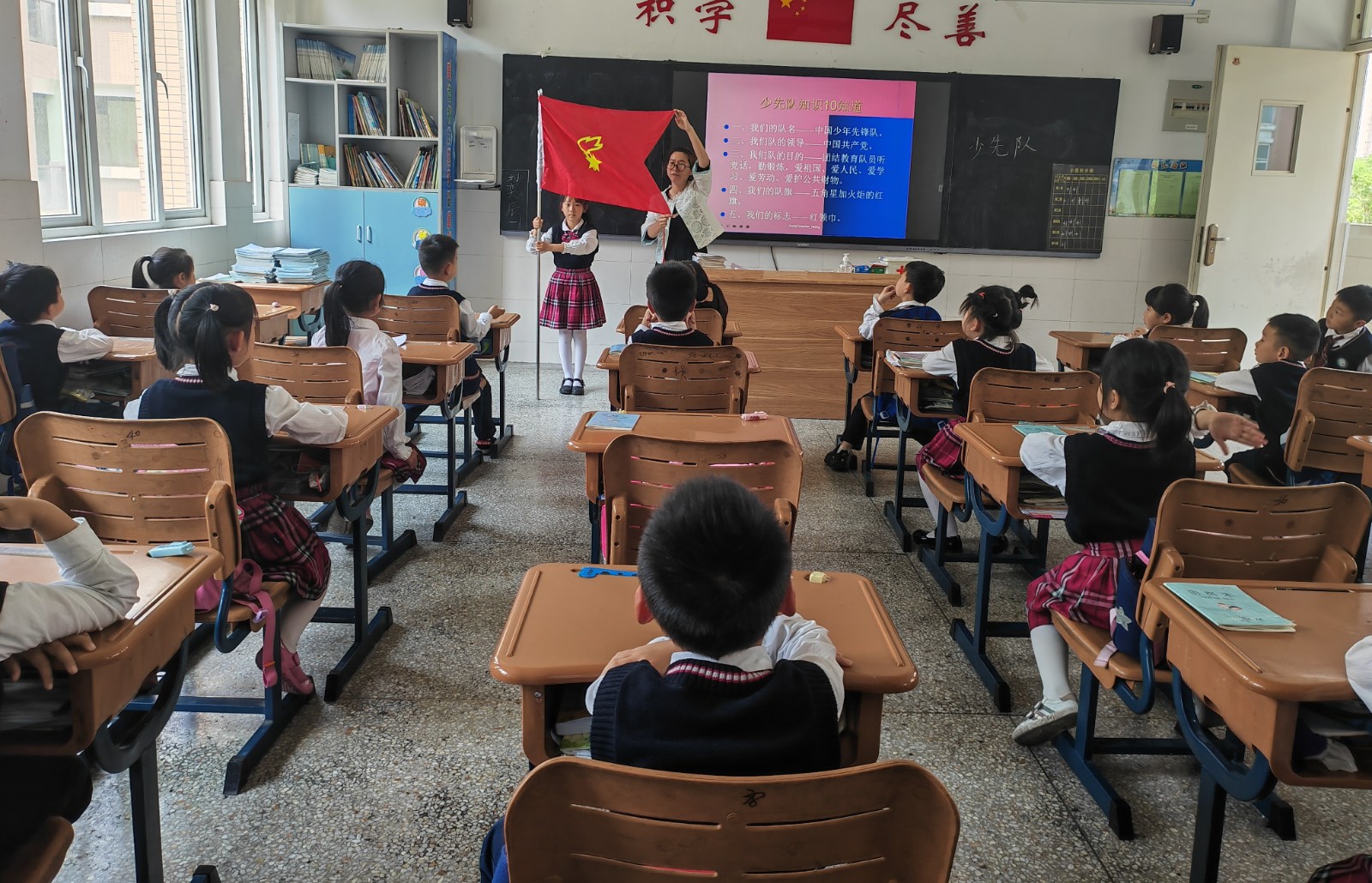 【花港一小】学敬队礼 ——队前教育进行时（二）