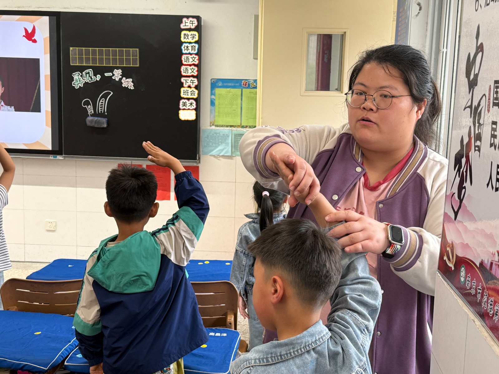 【花港一小】学敬队礼 ——一年级入队培训系列活动（三）
