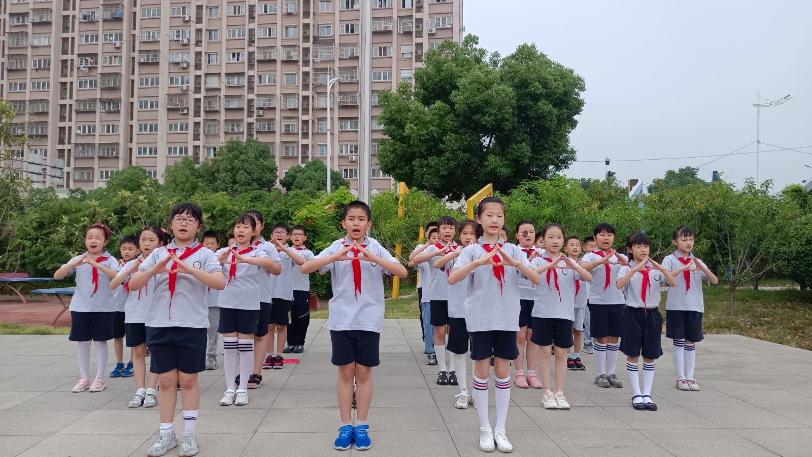 【花港一小】自信自强 迎接挑战 花港一小第十九周主题升旗仪式