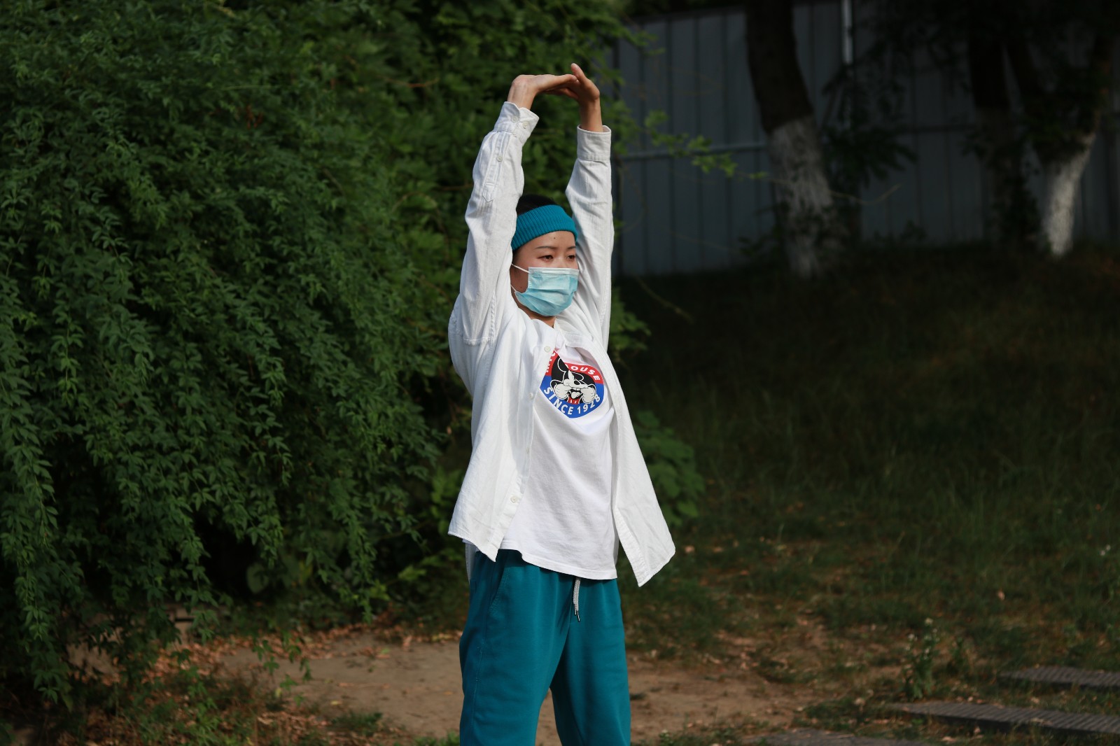 宋婉玉老师带大家活动.jpg 宋婉玉老师带大家活动.jpg