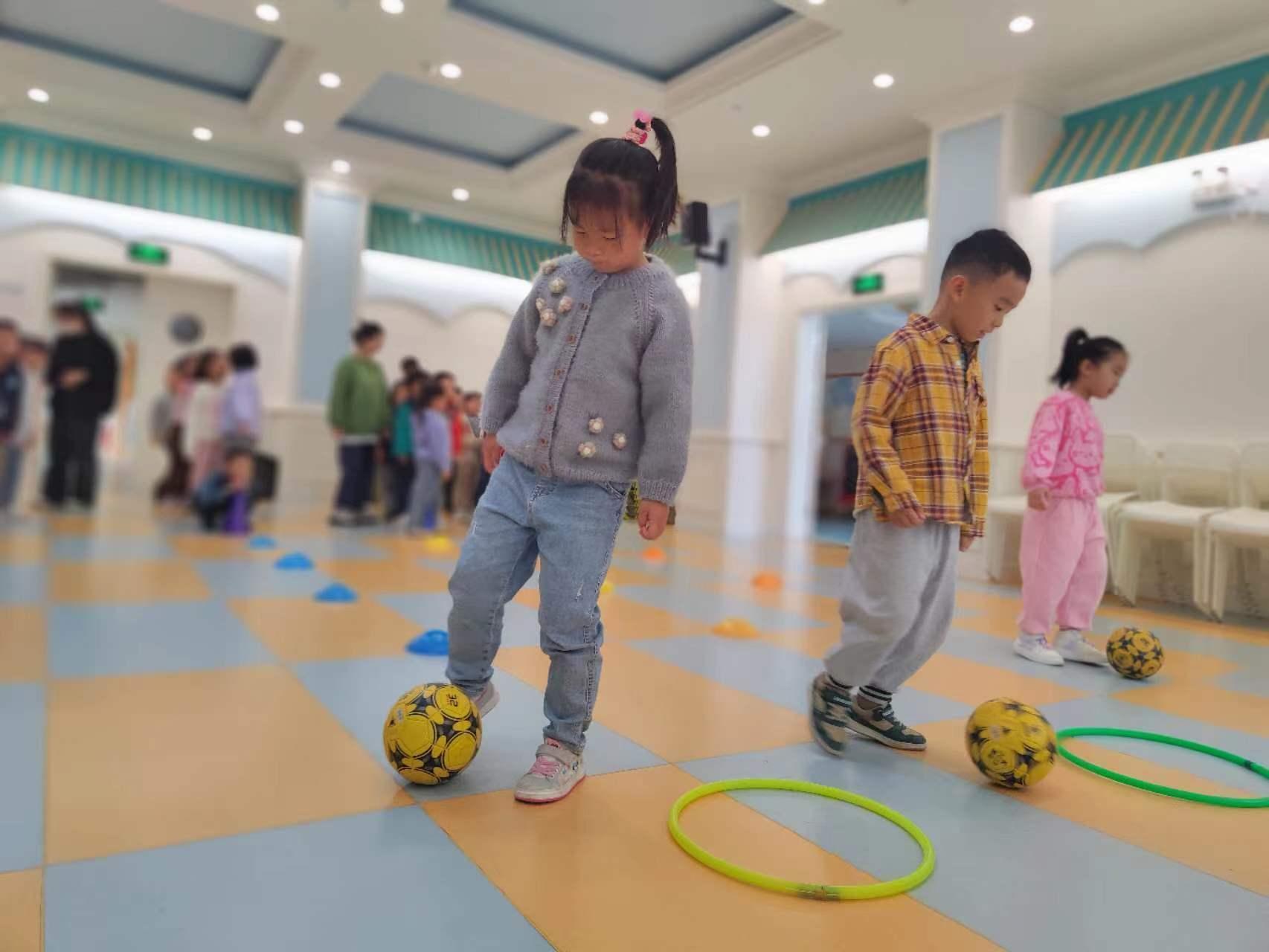 尧辰园每周足球活动掠影_html_78b3b114.jpg