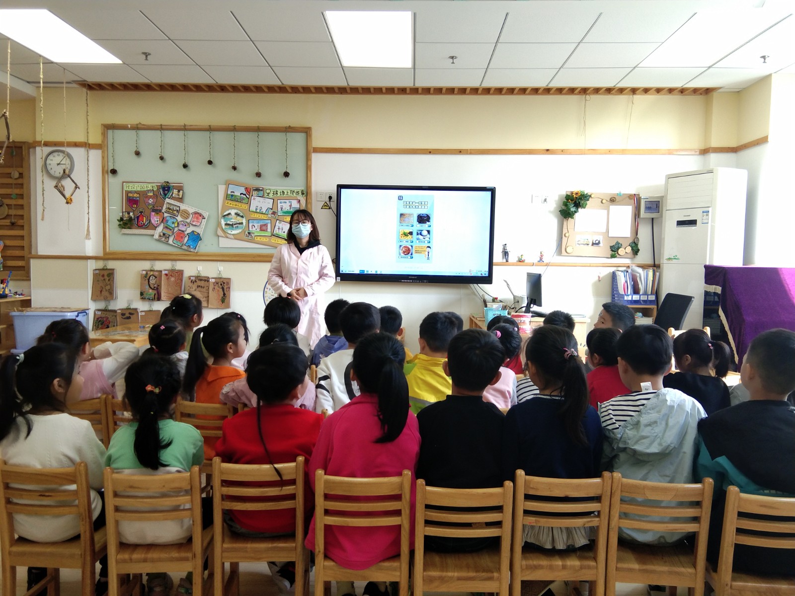 保健老师进课堂宣传食品安全.jpg