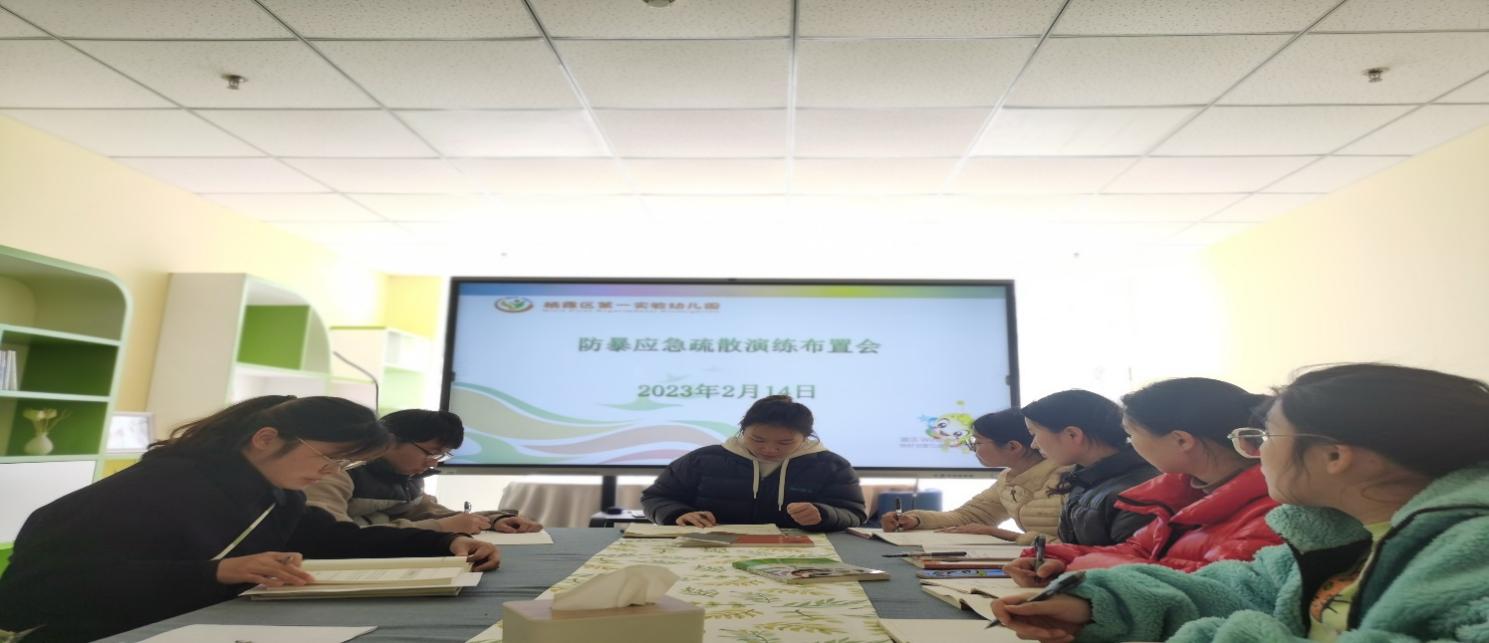 防暴演习新闻_html_58f1a5ee.jpg