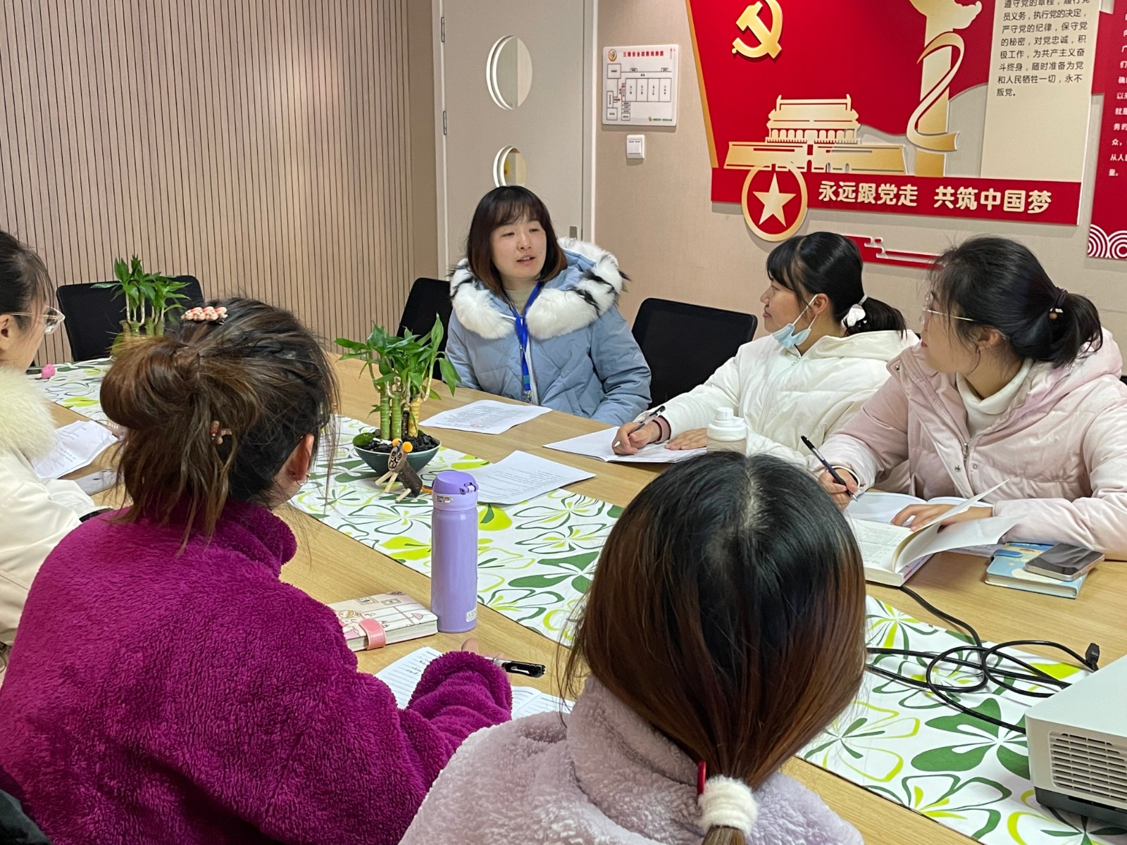 陈督学与教师交谈.jpg