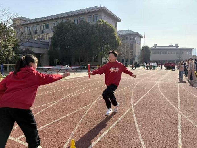 2.青春接力，燃动赛场——记我校2024年11月迎面接力赛_html_4cab3735.jpg