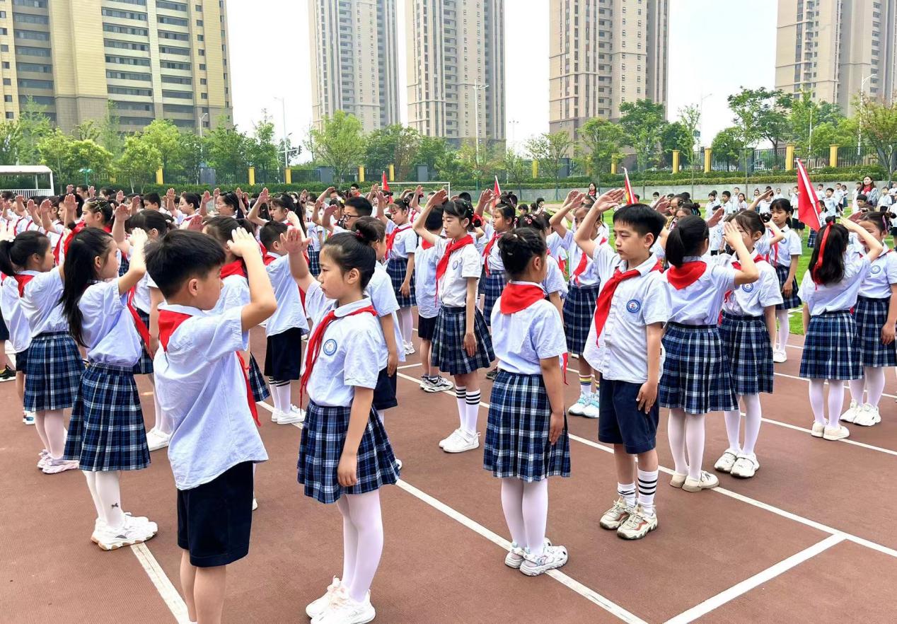 6.1建队仪式报道(1)_html_m66bddc71.jpg