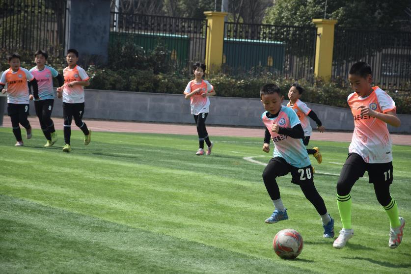 【正学丁三】“竞技绿茵，闪亮人生”——南京市丁家庄第三小学第三届校园足球春季联赛开幕式活动侧记_html_m49710a16.jpg