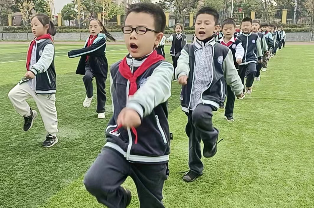 好习惯伴我成长——“队形队列比赛”训练进行时_html_m1401161c.jpg
