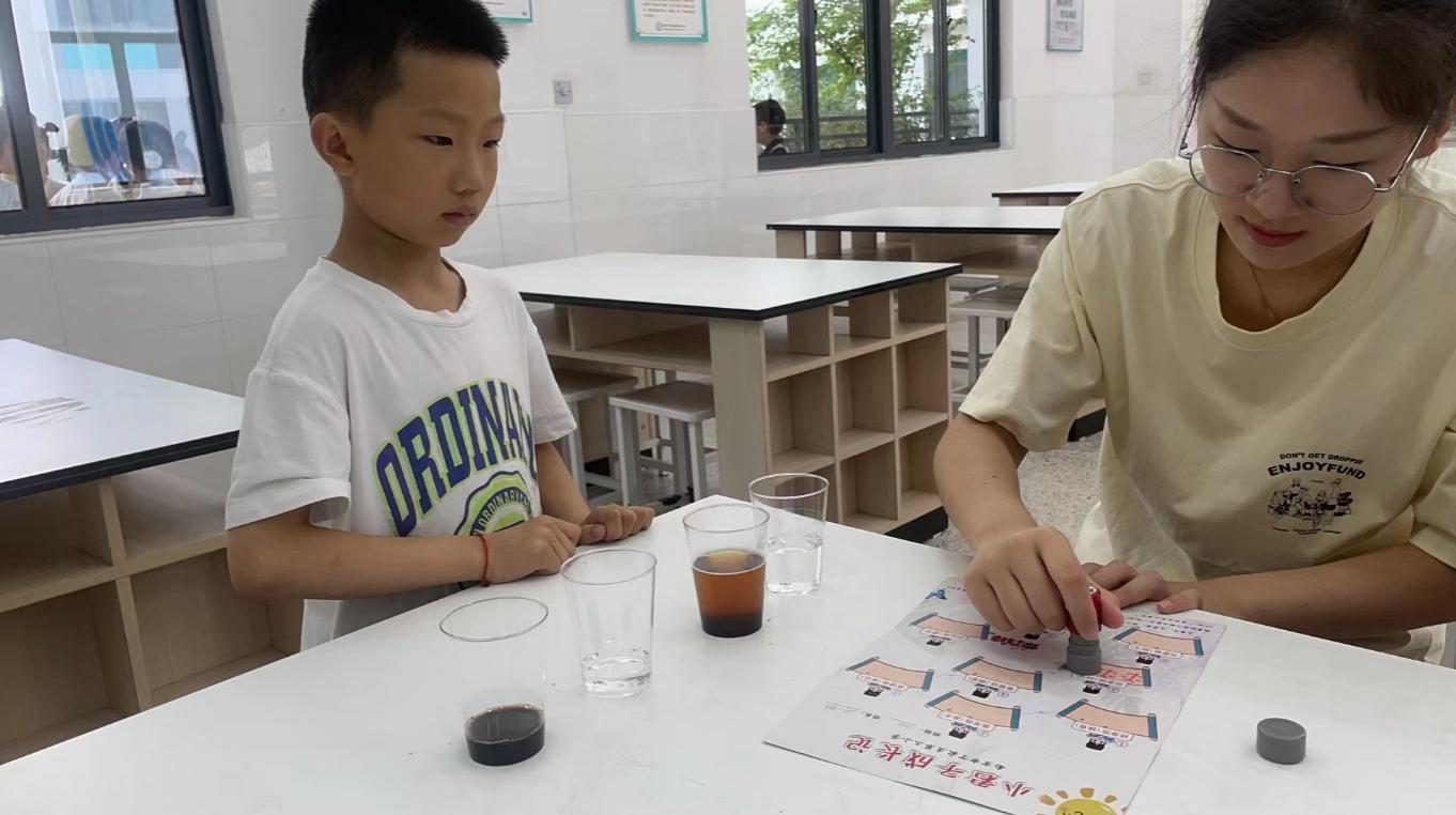 无纸化测评丁三小学活动侧记(新)_html_m21fbb2a9.jpg