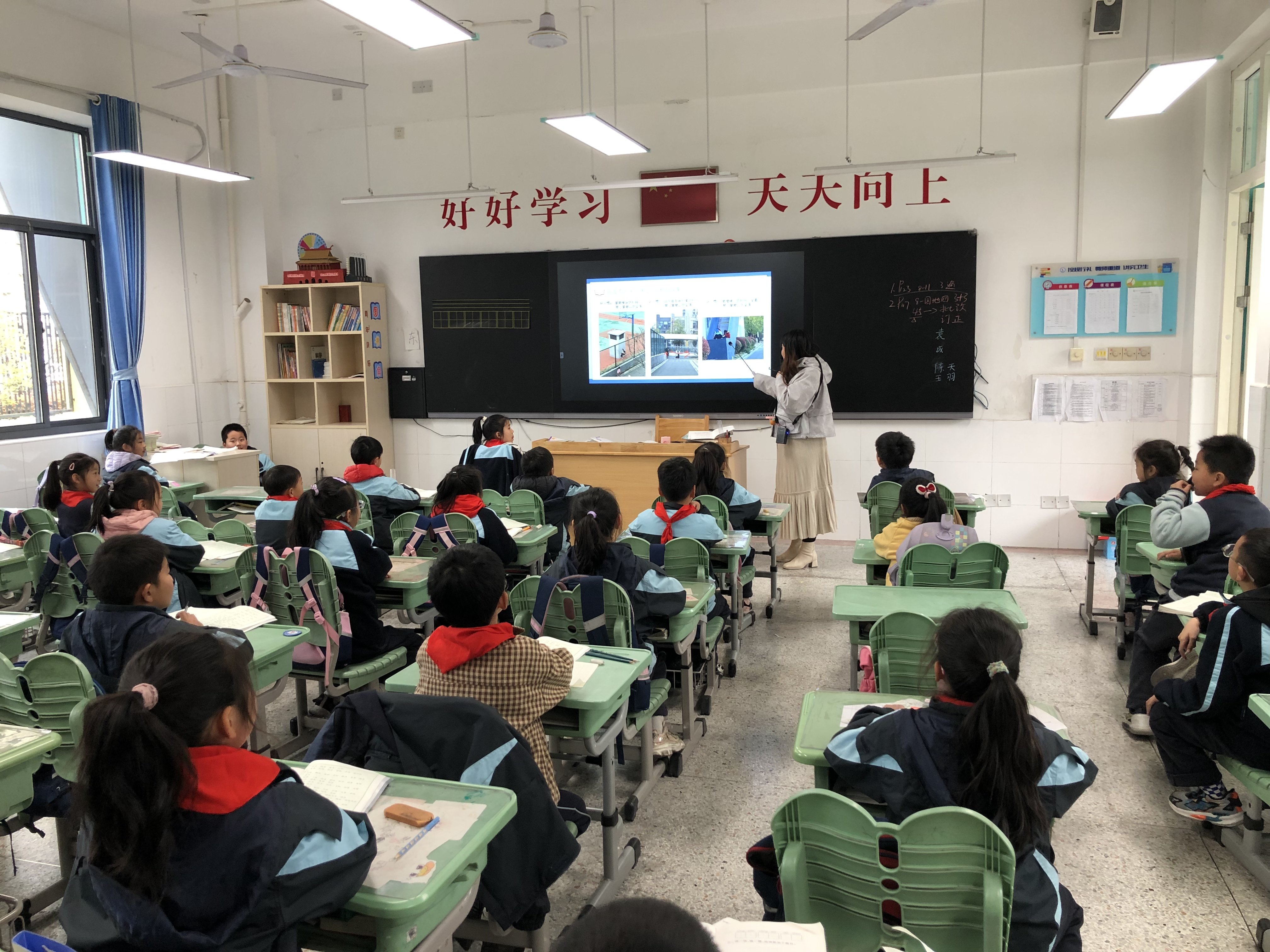 【正学丁三·德育】“行为展风采，习惯筑未来”——南京市丁家庄小学班会课活动侧记_html_m7f0ec75d.jpg