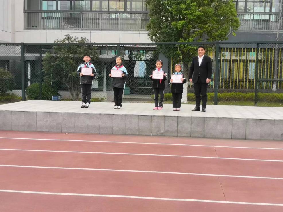 法律在我心，自觉尊法守法-丁家庄第三小学第14周升旗仪式侧记_html_m18beccd0.jpg