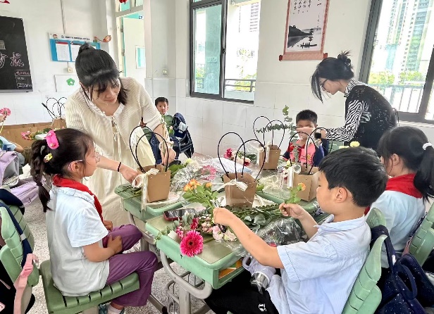 【正学丁三·德育】感受花之魅力，细品如花童年 (1)(1)_html_m1306142e.jpg