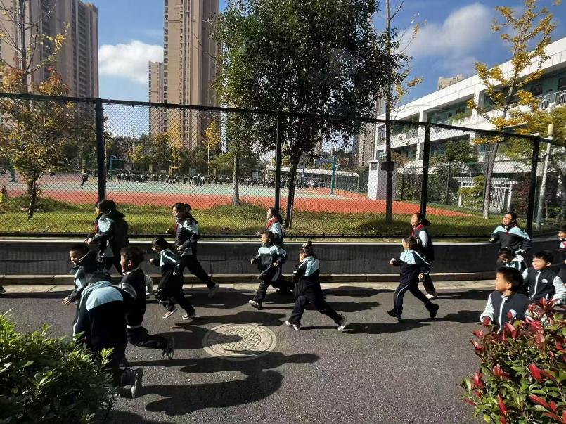 【正学丁三&middot;后勤】消防演练进校园 安全意识入人心_html_1ff20210.jpg