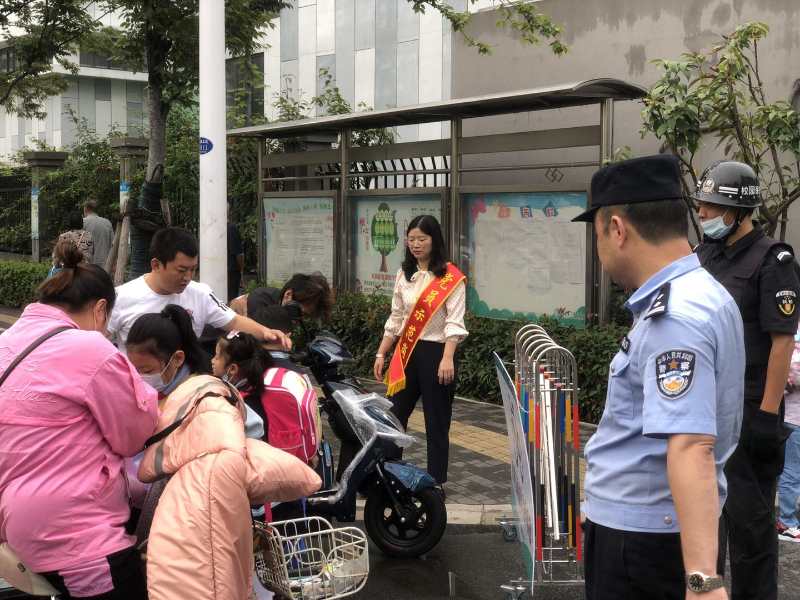 【正学丁三】合力疏导交通 齐心传播文明_html_4dd67a58.jpg