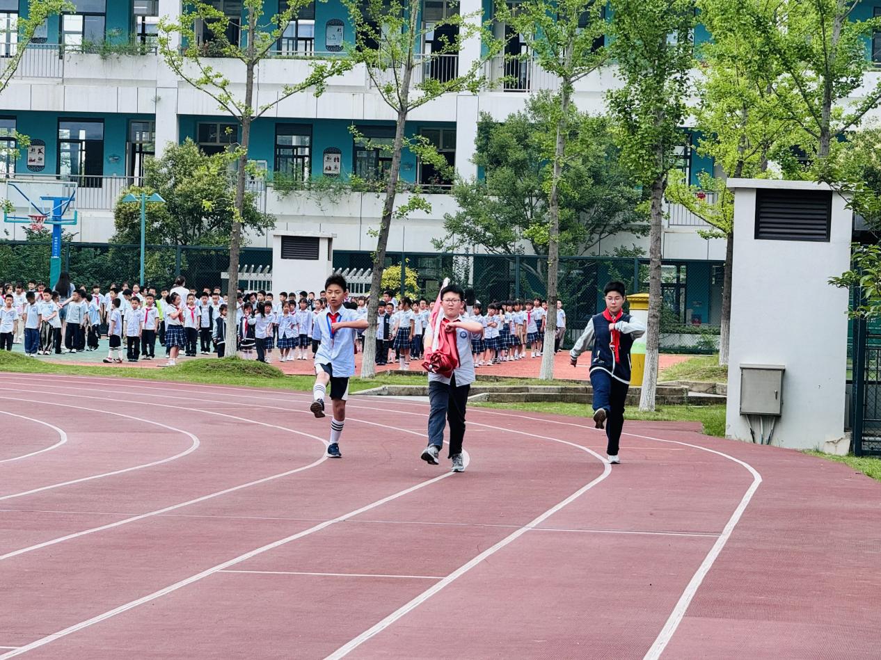 6.9升旗仪式新闻稿_html_m49ccaf57.jpg