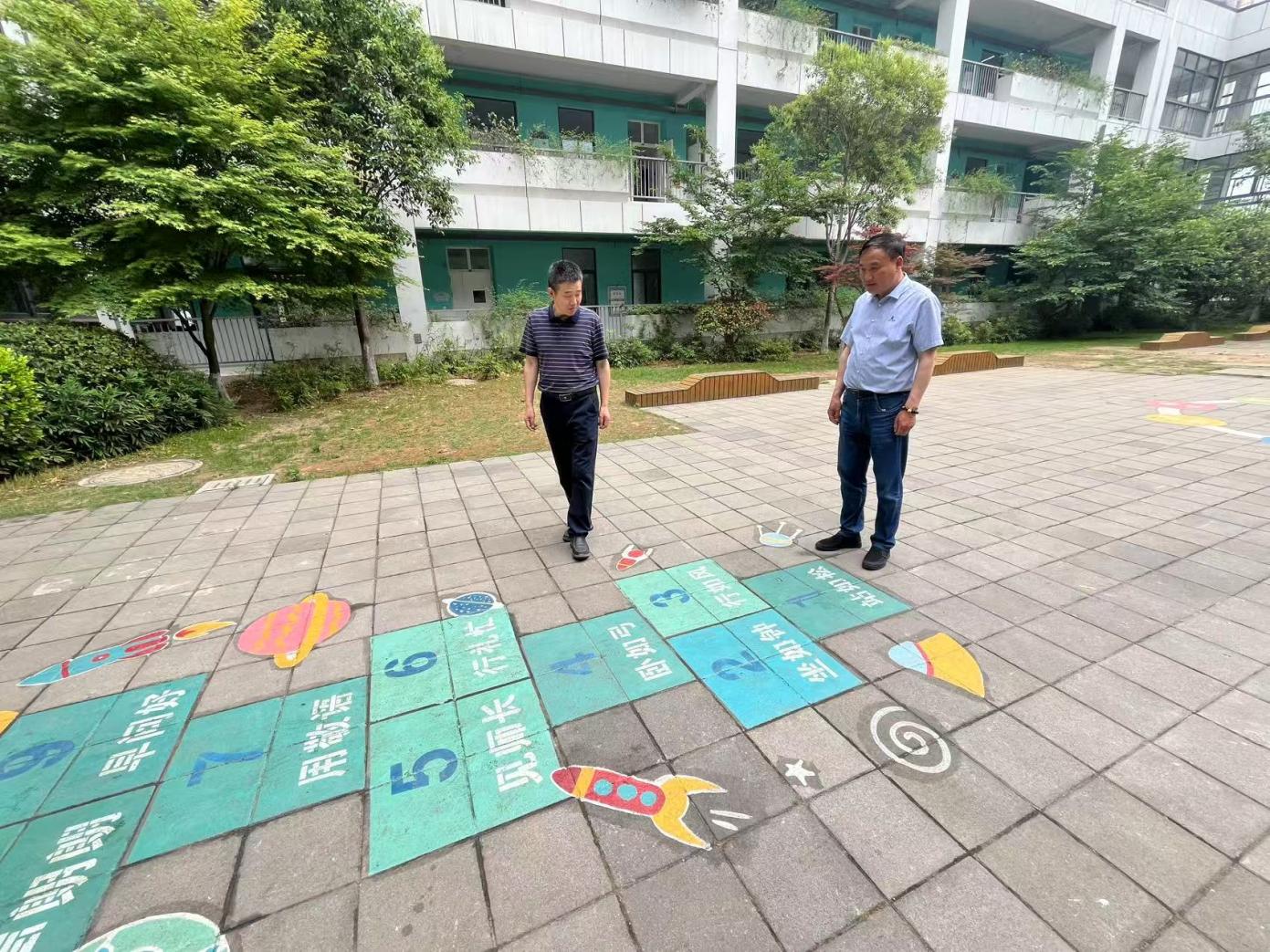 【正学·丁三】安全督导筑防线 精准把脉促提升——栖霞区责任督学5月“校园安全”督导侧记(1)_html_1a88dec5.jpg