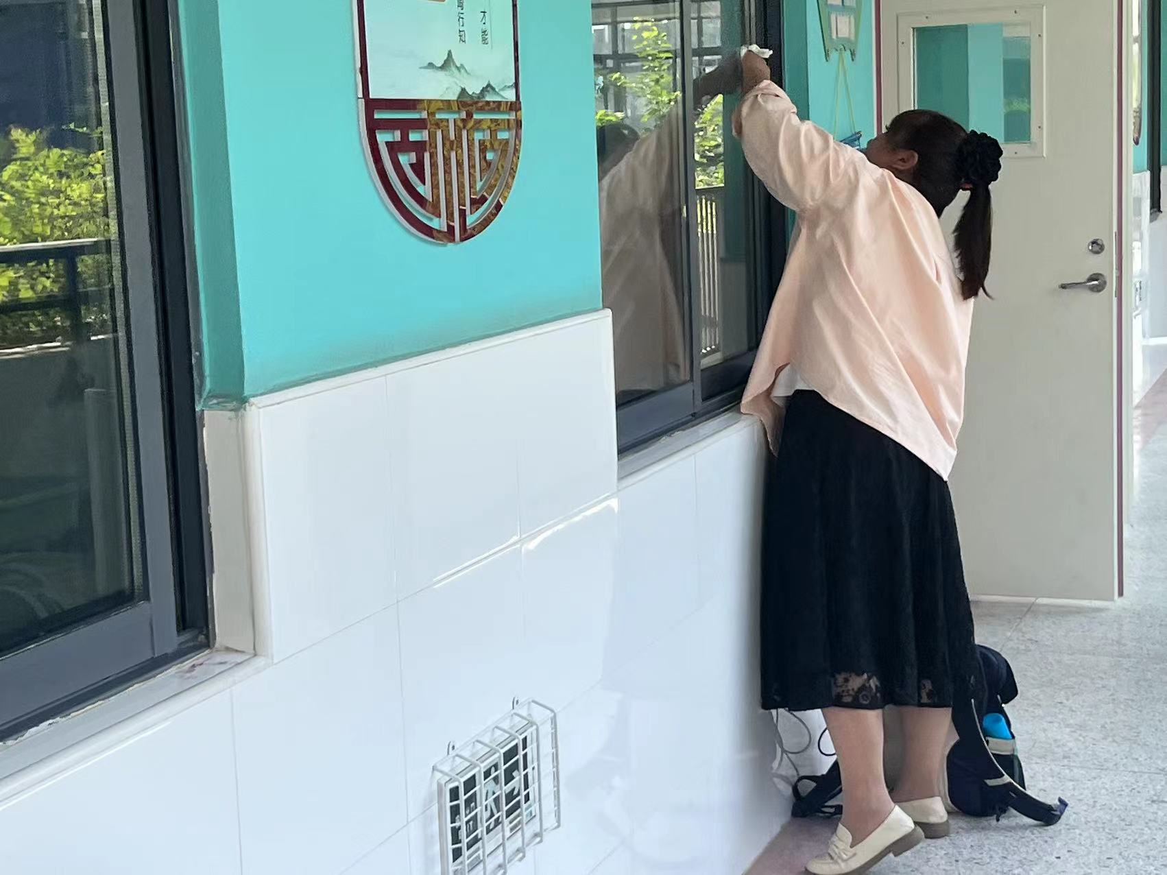 【正学丁三·德育】家校合作齐打扫，美丽校园飘清香_html_mf345a93.jpg