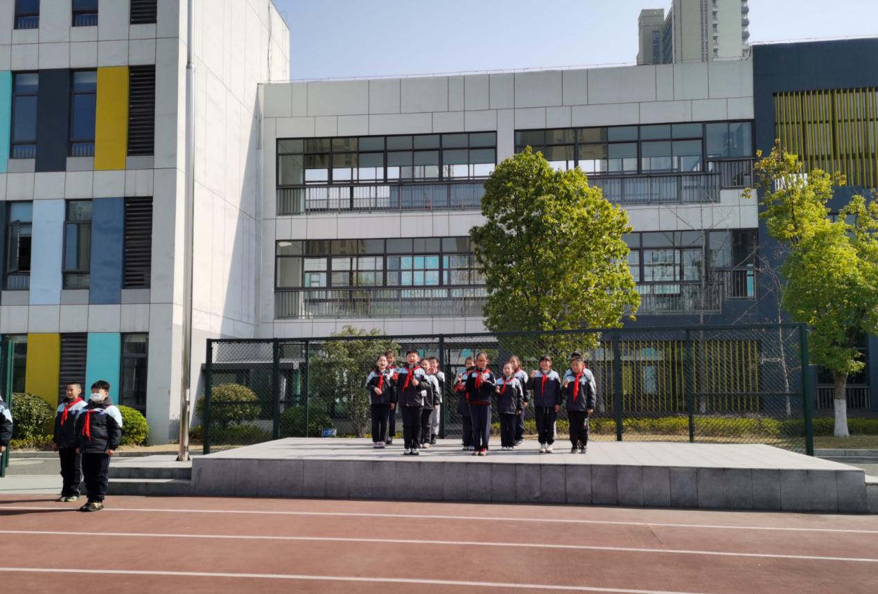 【正学丁三】让身边多一分绿——丁家庄第三小学第五周植树节主题升旗仪式_html_m4a4202b6.jpg