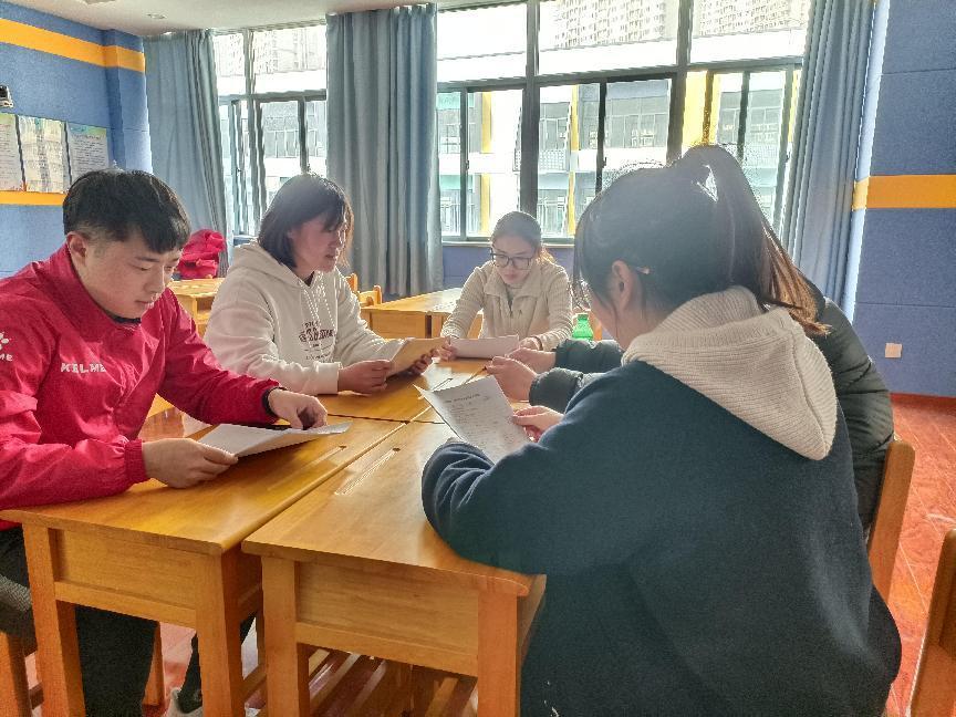 聚焦新课标 落实以体育人—丁家庄第三小学体育组新课标理论学习侧记(1)_html_2784064e.jpg