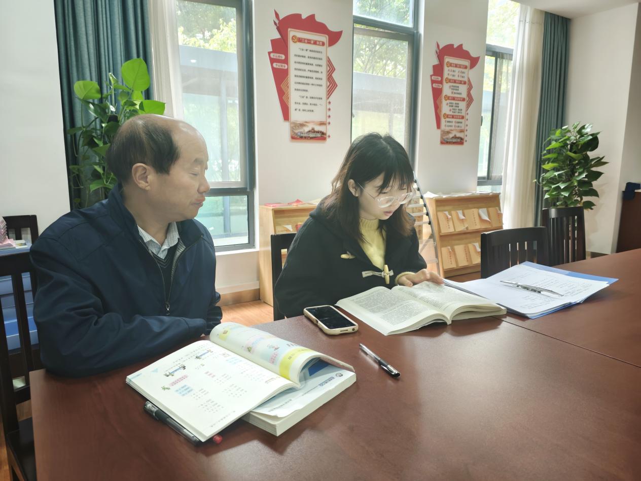 10.22数学组第八周集体备课活动侧记_html_m8ac6b15.jpg