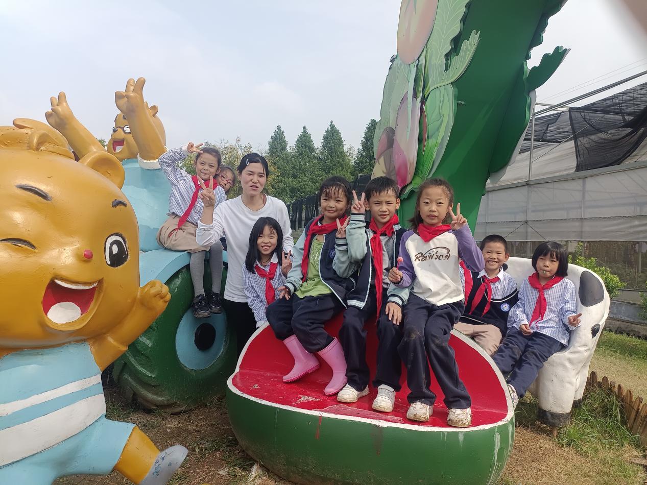 秋游新闻稿_html_6c5da1f0.jpg