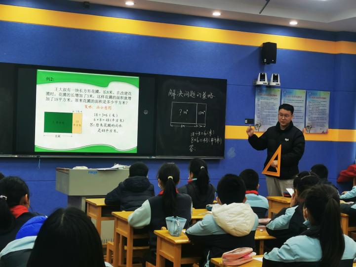 3.22中年级段数学赛课新闻稿(1)_html_m294e2660.jpg