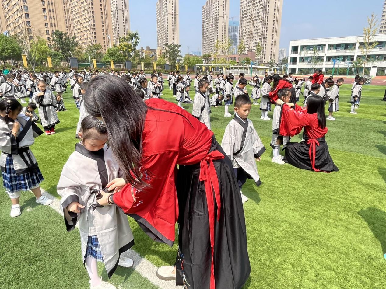 喜迎二十大【正学丁三】，踔厉奋发向未来       2022-2023学年春季开学典礼暨一年级入学礼活动侧记_html_378d342a.jpg