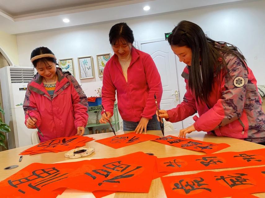 翰墨飘香送祝福 情暖园区喜迎春_html_77122c30.jpg