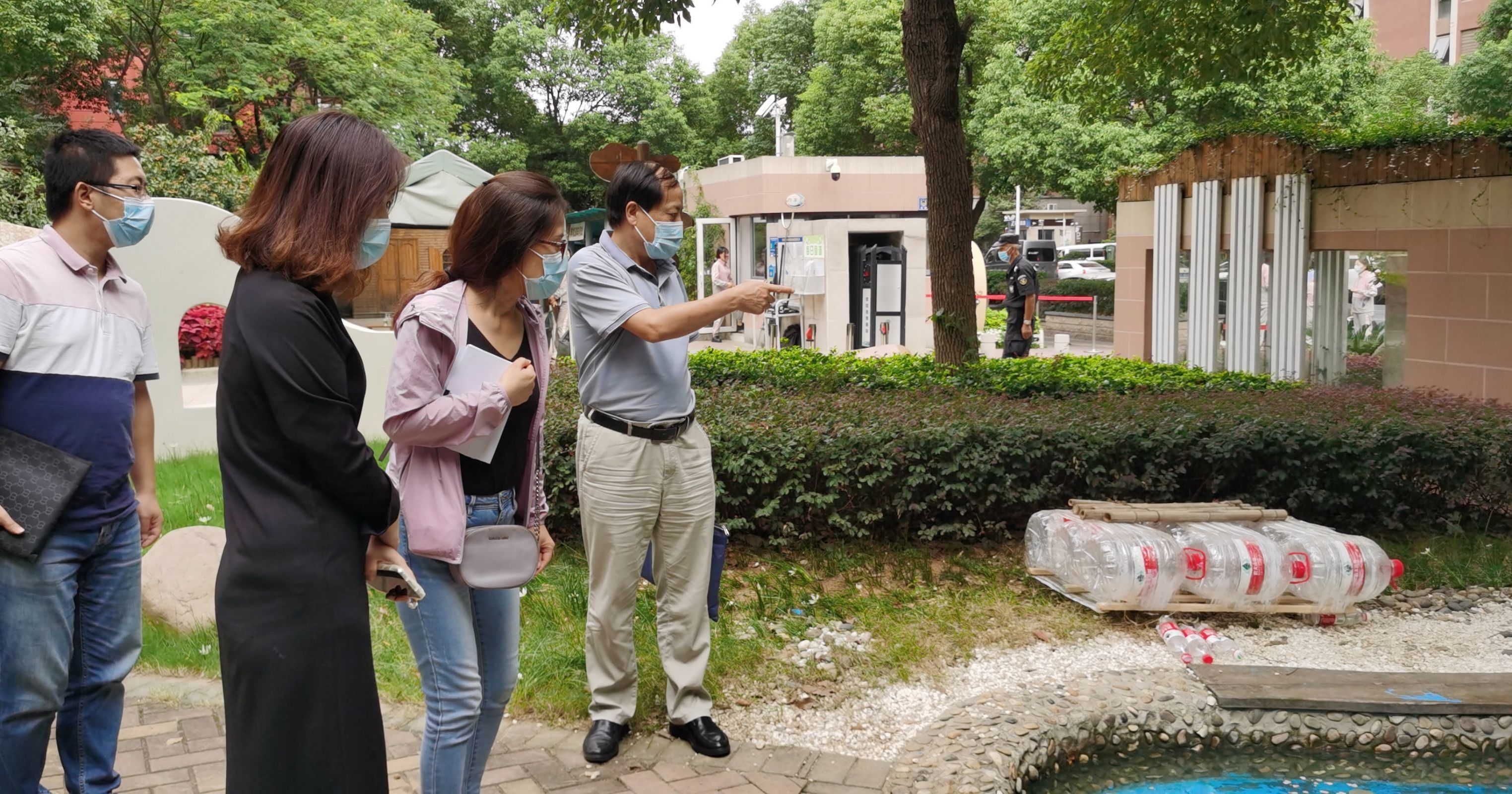 （生命迈幼.安全第一）迎联合检查 促安全防范 ——记迈幼一园迎栖霞区校园安全联合检查(1)_html_14a9ee16.jpg