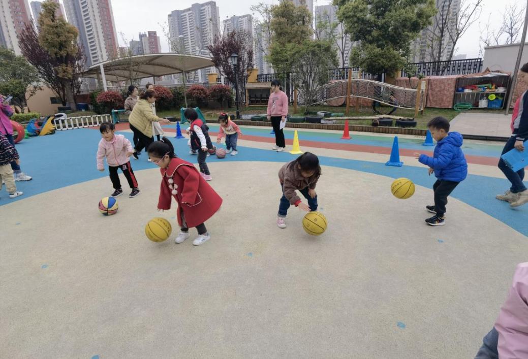 (改）中班拍球比赛新闻稿(2)1_html_m425012d8.jpg