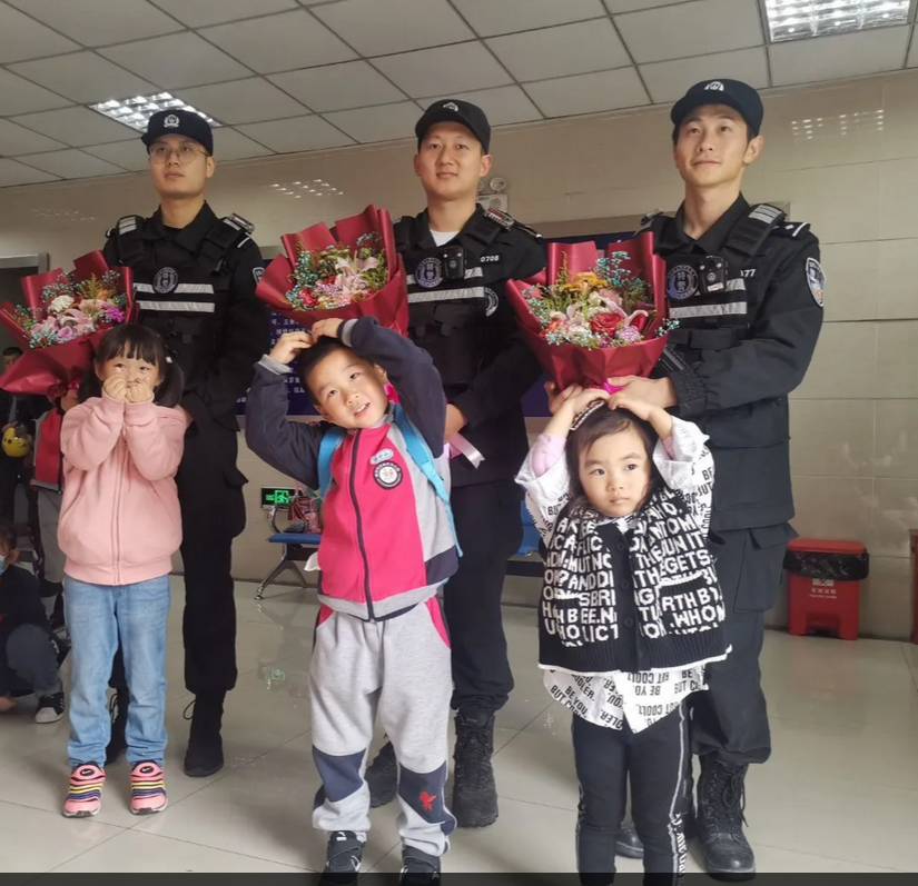 2021.4.22 刘莲 走进特警队，感受特警风采_html_m43e675e3.png