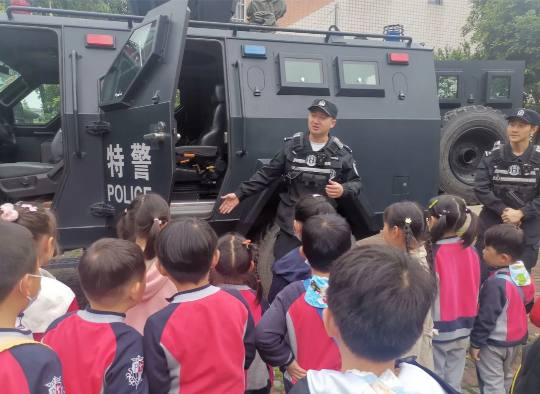 2021.4.22 刘莲 走进特警队，感受特警风采_html_m1e6035ff.png