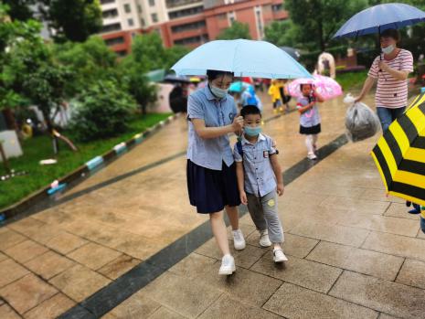 （生命迈幼·校园新闻） 伞下真情 师爱满园_html_7d797081.jpg