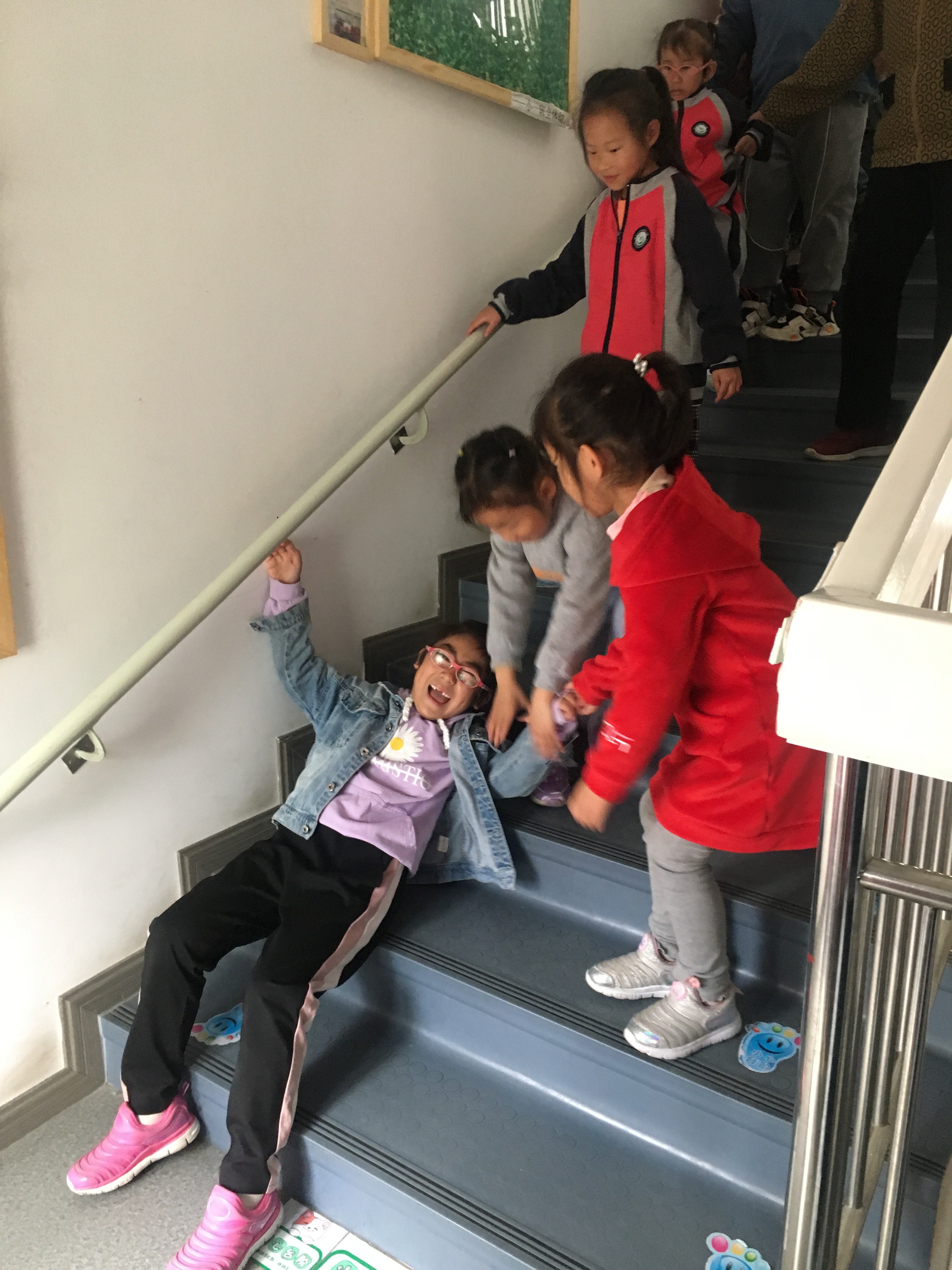预防踩踏 珍爱生命_html_263112c6.jpg