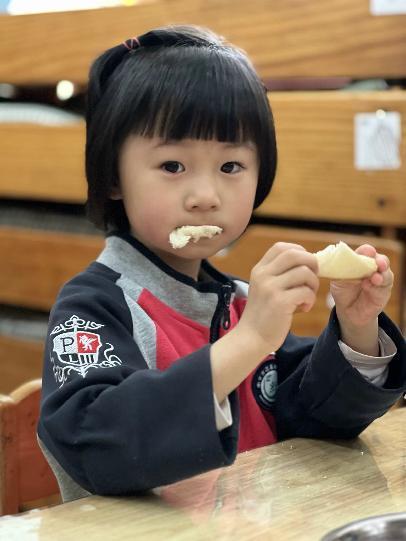 【生命迈幼·校园新闻】“心”相遇“爱”相伴——迈幼一园中班家长开放日活动_html_123d4255.jpg