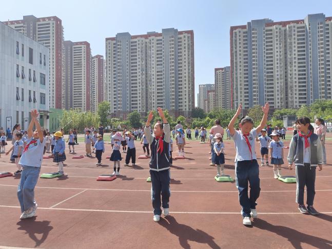 【生命迈幼 幼小衔接】深度体验·走进小学课堂 ——迈幼三园大班第二次参观小学_html_m18df6c1d.jpg