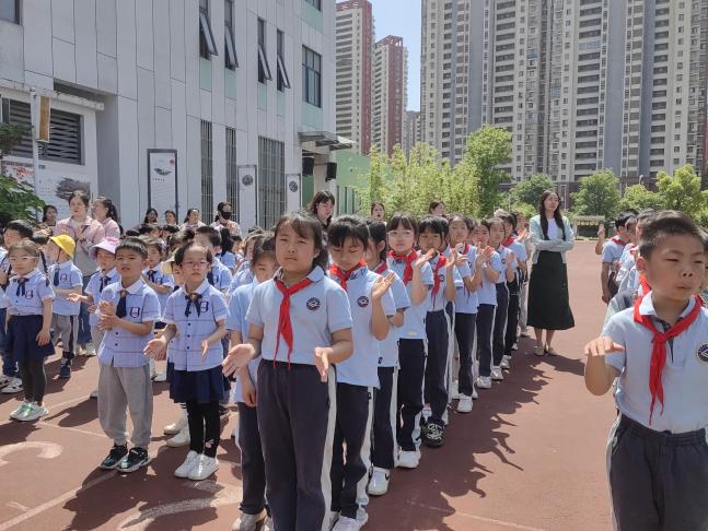 【生命迈幼 幼小衔接】深度体验·走进小学课堂 ——迈幼三园大班第二次参观小学_html_m581d4eb9.jpg