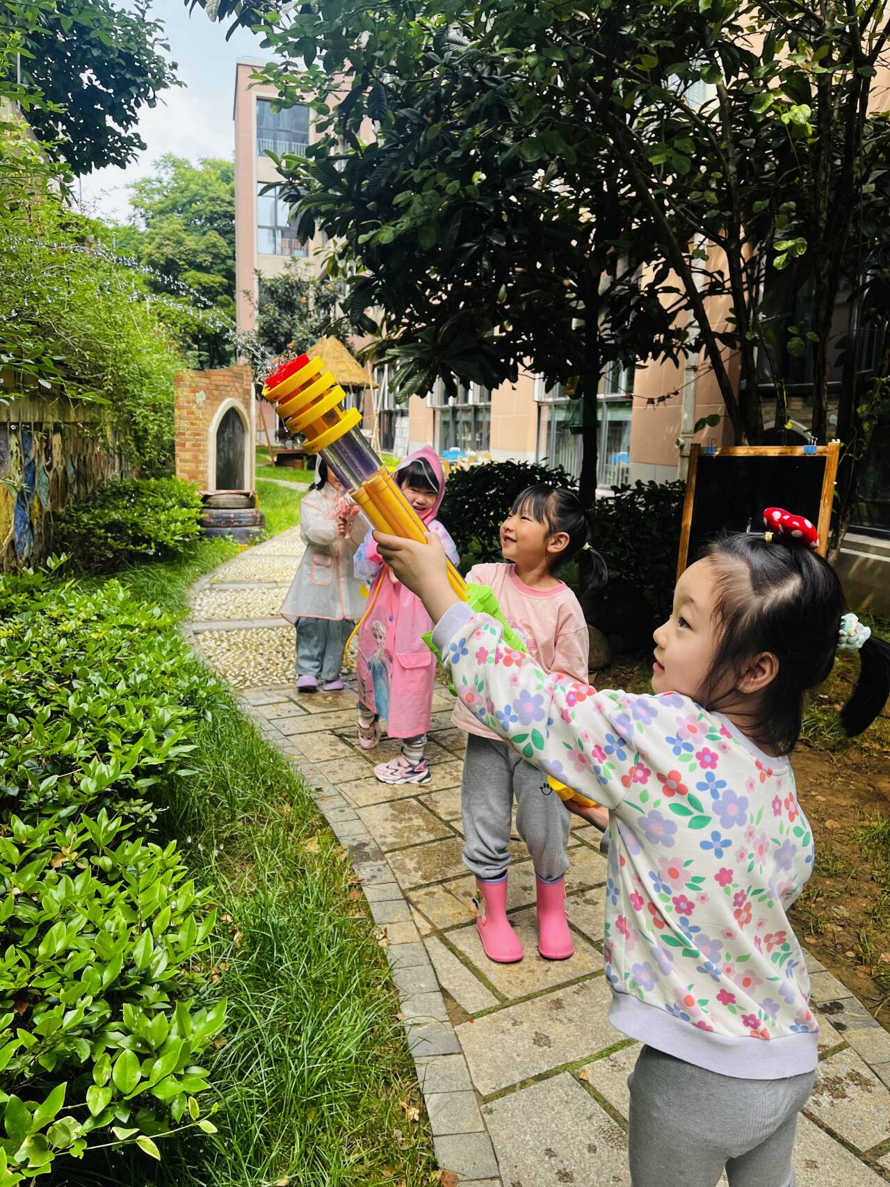 六一报道2(2)_html_m2a37fe03.jpg