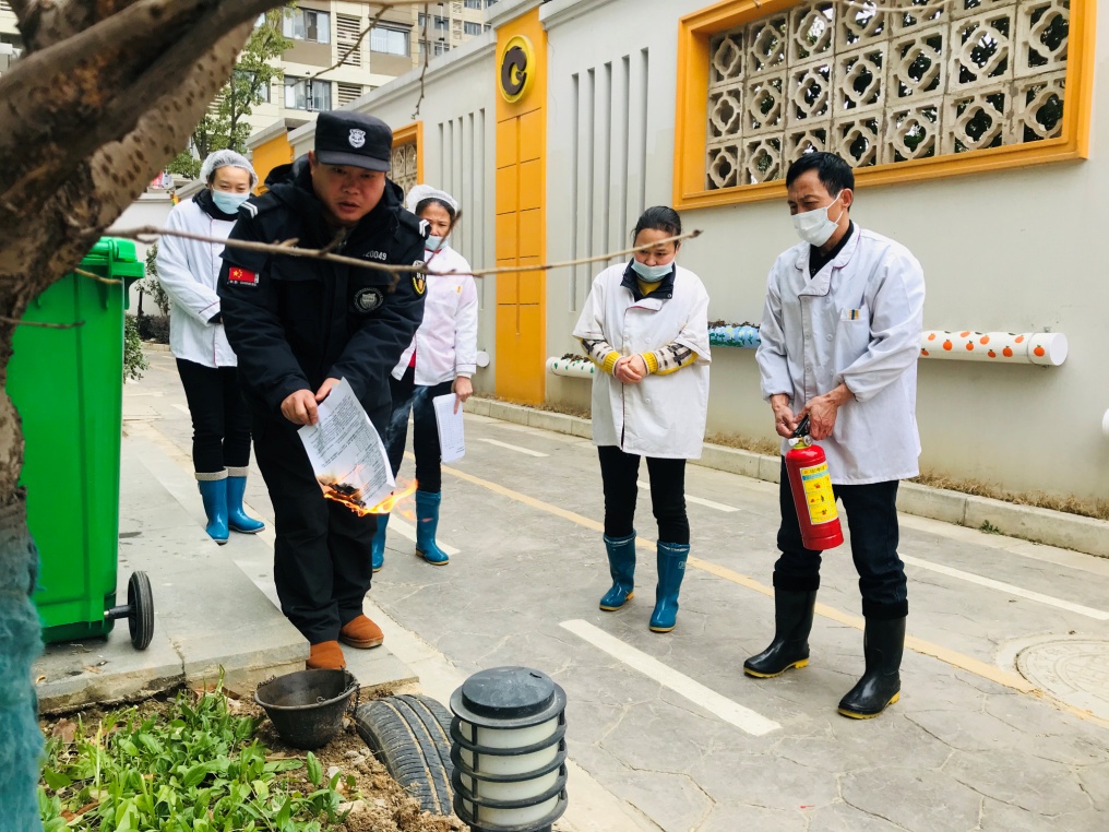 食堂人员消防演练报道1.6_html_53e42e33.jpg